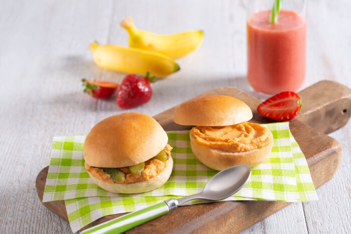 Panini morbidi con Spuntì al salmone e frullato di fragole e banana